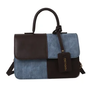 Sac à main carré tendance bicolore avec texture denim et rabat en cuir marron