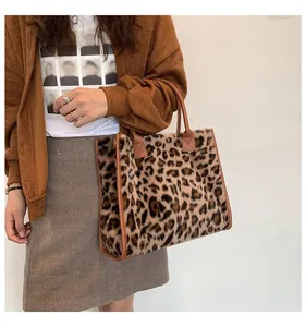 Leopardenmuster-Tragetasche aus Kunstpelz mit braunen Griffen passend zum Herbst-Outfit