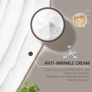 Gros plan sur la texture lisse de la crème anti-rides blanche végétale