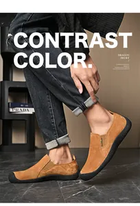Gros plan de mocassins décontractés en daim marron pour hommes avec semelle en caoutchouc.