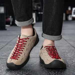 Chaussures décontractées en daim kaki avec lacets rouges portées par un mannequin