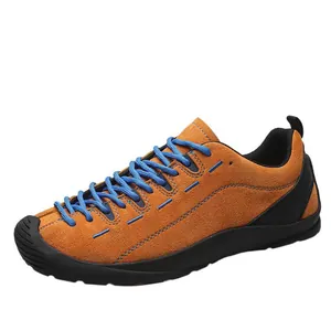 Chaussures d'extérieur décontractées en daim avec lacets bleus et semelle noire
