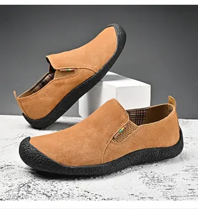 Gros plan de chaussures en daim camel pour hommes avec semelle en caoutchouc et étiquette.