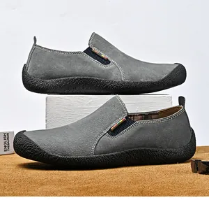 Vue détaillée de chaussures décontractées en daim gris pour hommes avec semelle