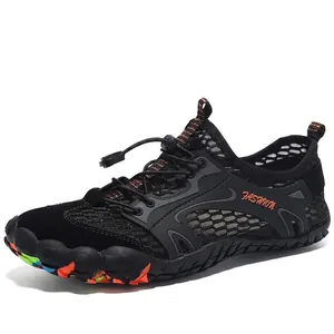 Chaussures de randonnée aquatique respirantes en mesh pour hommes, noir et orange vif.