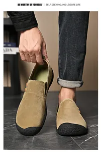 Détail d'une chaussure de loisirs d'extérieur pour hommes avec tige beige perforée.