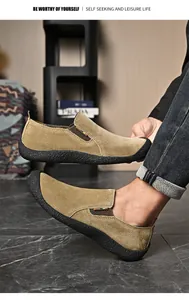 Vue latérale de chaussures de loisirs d'extérieur pour hommes en daim kaki à semelle.