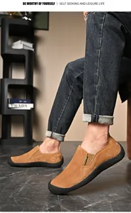 Détail des chaussures de loisirs pour hommes en daim marron avec semelle en caoutchouc