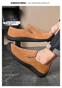 Gros plan sur les mocassins décontractés en daim marron pour hommes, chaussures d'extérieur
