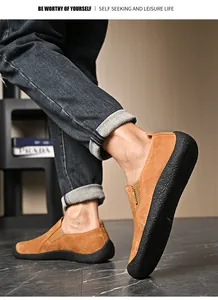 Vue détaillée de chaussures décontractées en daim marron pour hommes avec semelle noire