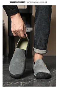 Vue détaillée des chaussures décontractées grises pour hommes avec bout en caoutchouc.