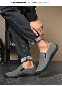 Vue détaillée de chaussures sans lacets en daim gris pour hommes en intérieur