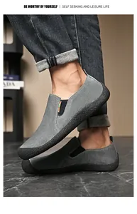Vue détaillée de chaussures de marche décontractées en daim gris pour hommes avec semelle
