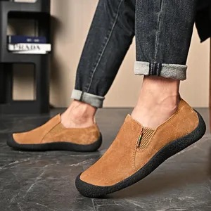 Chaussures décontractées haut de gamme en daim marron pour hommes avec semelle en gomme