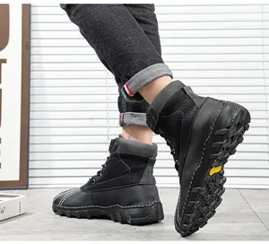 Bottes Martin montantes en cuir noir pour hommes avec détails de semelle robuste