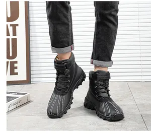 Détail de bottines Martin en cuir noir pour hommes avec semelles crantées et lacets robustes