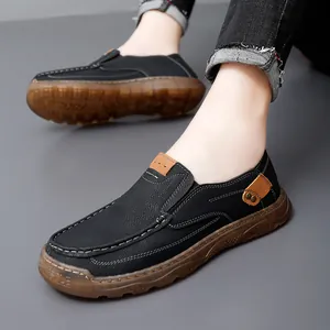 Mocasines negros casuales para hombre con suela antideslizante y costuras a mano.