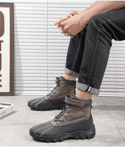 Détail de bottes Martin montantes en cuir gris pour hommes avec un design à bout de canard.