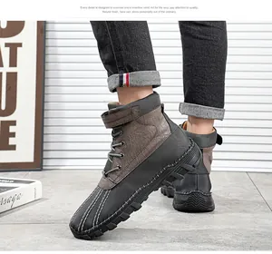 Bottines de travail pour hommes en cuir marron et noir avec sangle velcro.