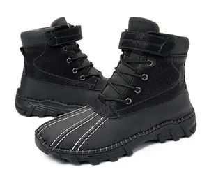 Détail de bottes de travail en cuir noir pour hommes avec coutures blanches et semelle gomme.