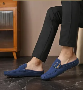 Sabot da uomo in pelle scamosciata blu con dettaglio di fibbia metallica laterale