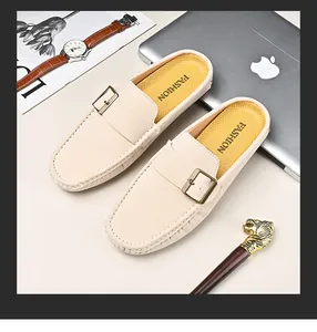 Primo piano di mocassini beige da uomo con fibbia e soletta testurizzata.