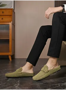 Dettaglio di mocassini da uomo in camoscio verde senza schienale con fibbia chic