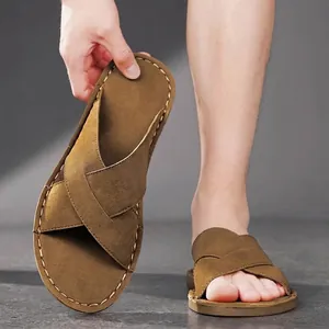 Zomerse heren slippers voor buiten met suède kruisband en zachte antislipzool voor strand