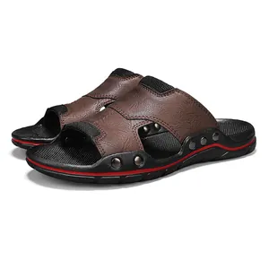 Herren Sommer Slipper aus Leder mit modischen roten Zierstreifen und Metallnieten
