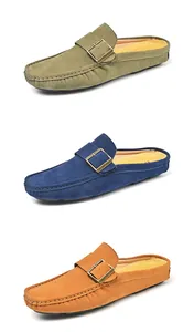 Muli da uomo in pelle scamosciata in tre colori con fibbie metalliche su sfondo bianco