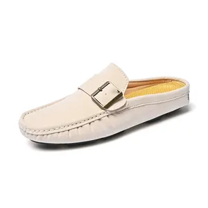 Mocassini da uomo in pelle scamosciata beige senza schienale con fibbia metallica
