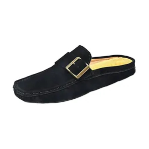Eleganti sabot in pelle scamosciata nera da uomo con fibbia dorata decorativa raffinata
