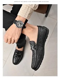 Primer plano detallado de mocasines de cuero con patrón de cocodrilo negro y estilo casual.