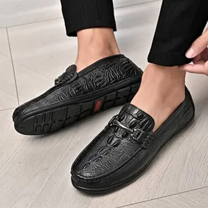 Mocasines de cuero genuino negro para hombre con patrón de cocodrilo y hebilla