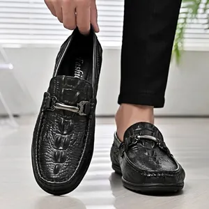 Mocasines de cuero negro con relieve de cocodrilo para hombre y hebilla de metal