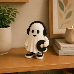 Détail d'une figurine de fantôme mignon avec casque et disque pour décor d'Halloween