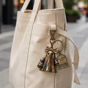 Detailansicht eines Halloween-Geist-Schlüsselanhängers aus Bronze an einer Stofftasche
