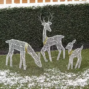 Set di tre renne di Natale a LED in filo bianco in un ambiente da giardino innevato