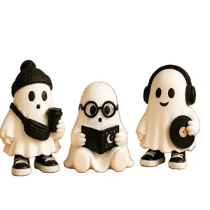 Détail de trois jolies figurines de fantômes avec café, livre et disque pour Halloween