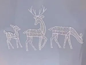 Vista dettagliata delle decorazioni da giardino famiglia cervi di Natale a LED