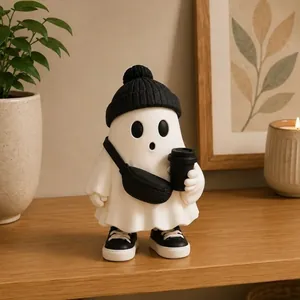 Vue détaillée d'une figurine de fantôme avec bonnet et tasse à café sur étagère