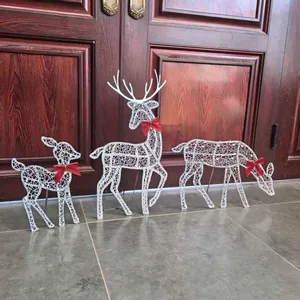 Set di tre decorazioni natalizie a forma di renna in filo bianco per il giardino