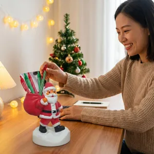 Porte-stylo Père Noël en résine pour bureau dans un décor de Noël chaleureux et élégant