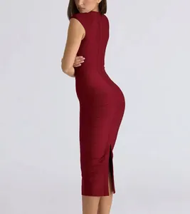 Zijaanzicht van een elegante bordeauxrode bandage midi-jurk met een strakke pasvorm nu
