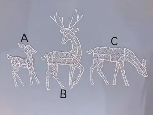 Vue détaillée de trois rennes de Noël en fil blanc, étiquetés A, B et C pour la décoration
