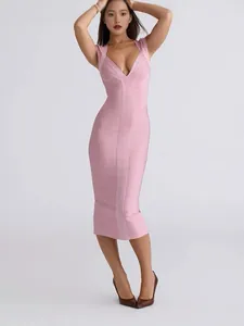 Gedetailleerd overzicht van een sexy roze mouwloze bodycon bandage partyjurk op model