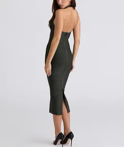 Détail de la robe bandage licou olive foncée avec fermeture éclair et une fente