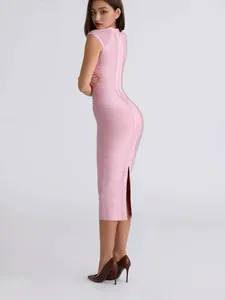 Detail van het zijprofiel van een roze mouwloze bodycon bandage midi-jurk op model.