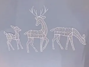 Vue détaillée de 3 figurines de rennes de Noël en maille de fer blanche décorative