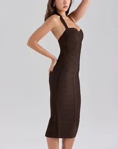 Détail de profil d'une robe bandage midi marron foncé à licou pour femme élégante